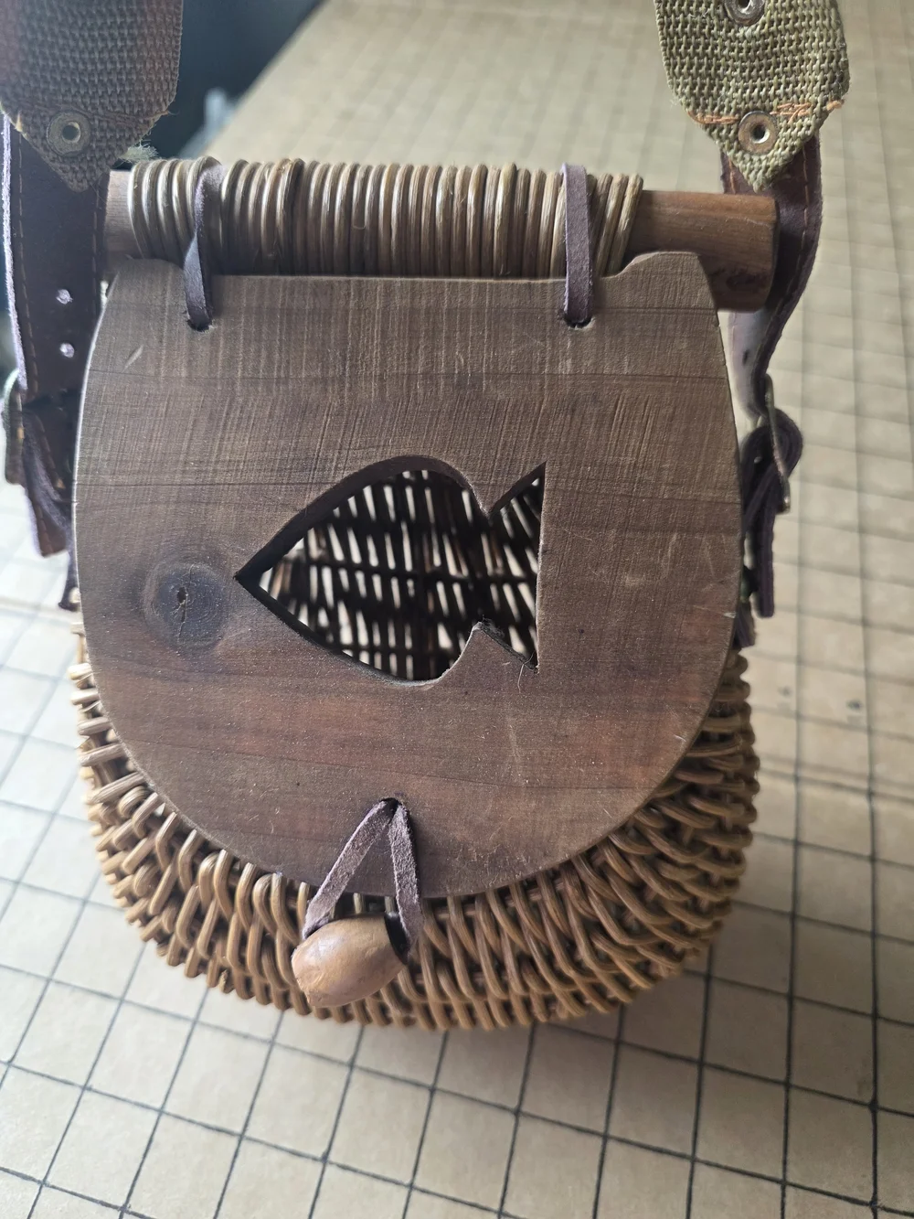Vintage Wicker Fishing Creel Basket w/ Wood Lid & Strap (7x8x5) - Picture 4 of 16